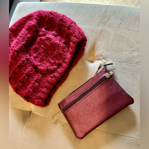 Handmade Wool hat in maroon color with  change pouch with two zippers! - Picture 4 of 4